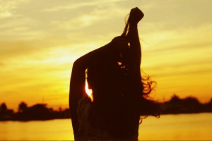 beach-girl-silhouette-summer-sun-Favim.com-255942